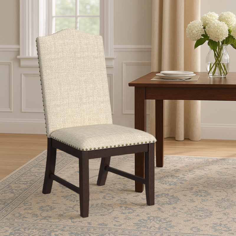Ensemble de 2 chaises de salle à manger, dossier festonné, bois de cerisier, tissu beige