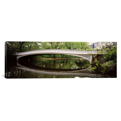 «Pont en arche sur un lac, Central Park, Manhattan, New York, État de New York, États-Unis» par Panoramic Images - Reproduction giclée sur toile panoramique