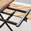 Table relevable moderne en bois texturé de 2 cm d'épaisseur, pattes en métal noir, aspect naturel, idéale pour le café, les repas et le travail. Montage facile et polyvalent, hauteur réglable.