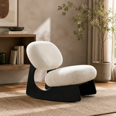 Fauteuil à bascule sculptural moderne avec base incurvée creuse, revêtement en chenille doux et texturé, et design sans accoudoirs pour chambre d'enfant, chambre à coucher ou salon