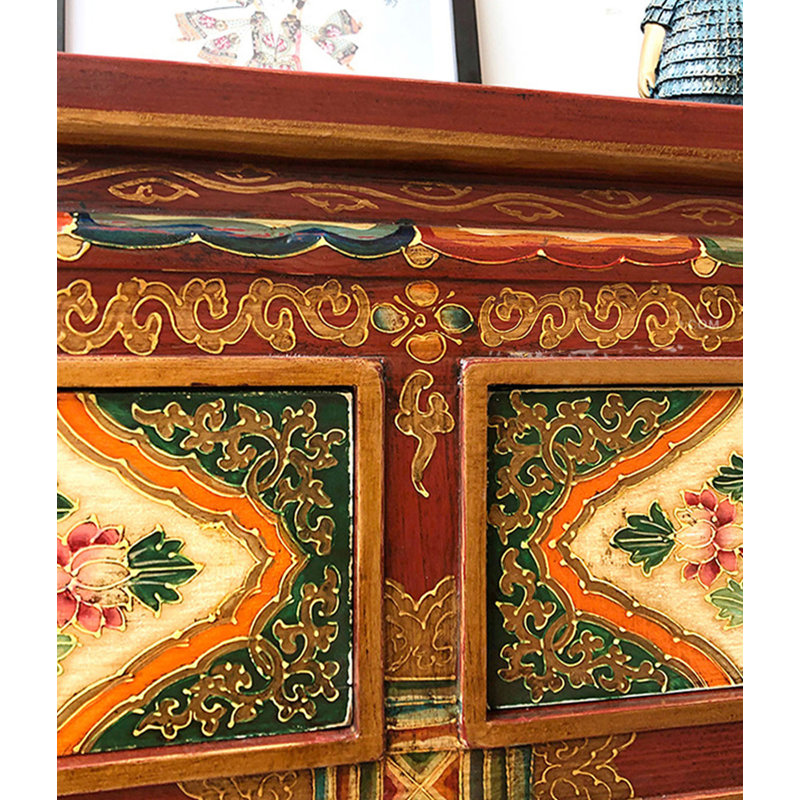 Armoire de rangement rustique en bois peint avec un design unique