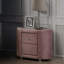 1pièce table de chevet en velours rose rembourrée avec deux tiroirs et pieds en métal chromé