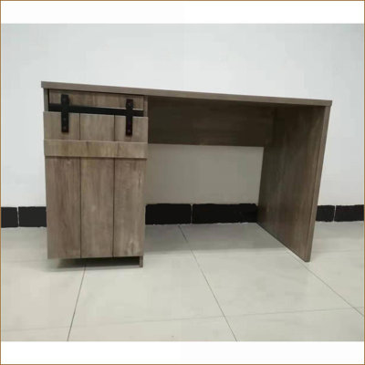Bureaux, bureau de maison de ferme avec faux porte de grange et amp; Panneau de modestie, large noisette 47,25 po | Brun clair | Panneau de particules et panneau de fibres à densité moyenne