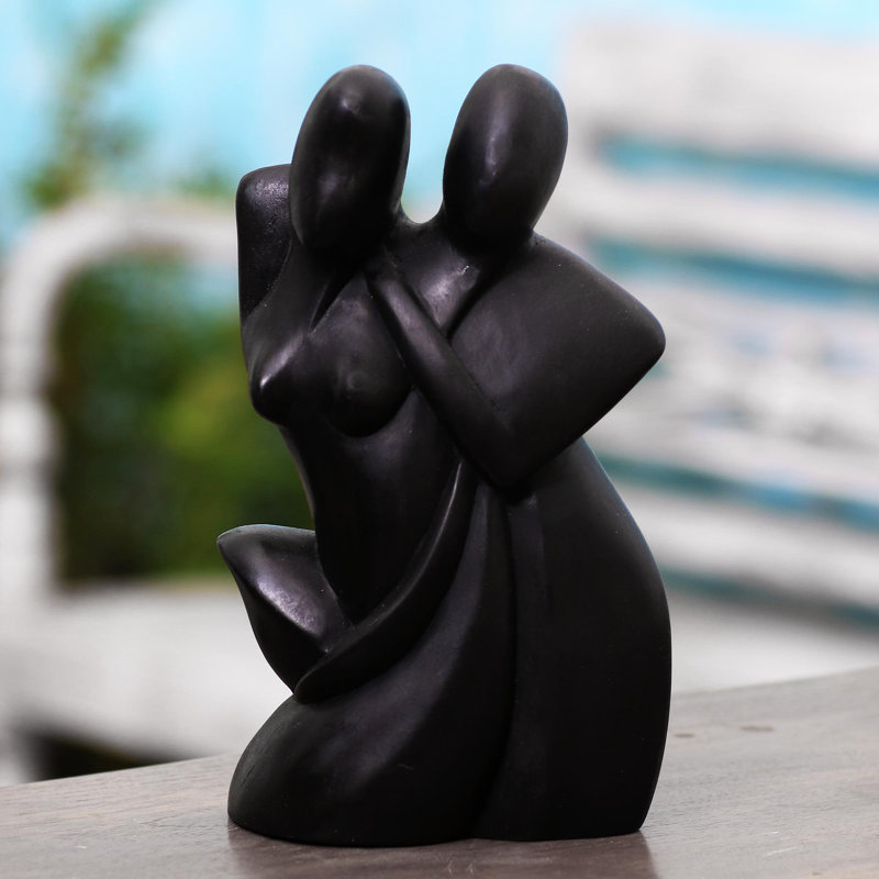 Sculpture en bois a couple en love