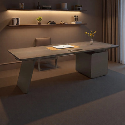 Bureau d'ordinateur moderne et luxueux