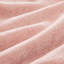 Canapé d'angle rose Cloud en forme de L avec dossier amovible et revêtement en chenille plissée, alliant élégance et confort.
