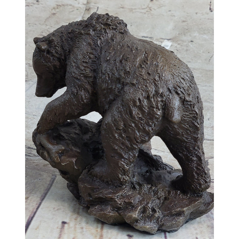 Figurine de sculpture originale en bronze représentant un ours noir avec son poisson