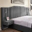 Très grand lit plateforme tapissier avec table de chevet intégrée, tête de lit à rayures verticales et éclairage réglable pour les chambres à coucher modernes.-805043293-805043289