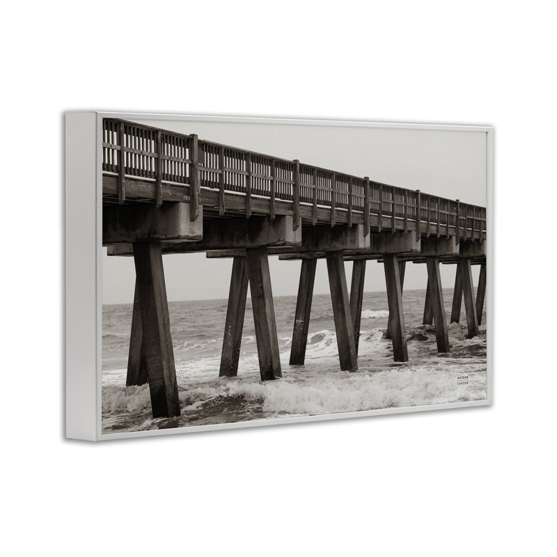 Jetée, structure encadrée, estampe numérique, design par Nathan Larson, H 20 po x l 30 po, Giclée encadrée blanc bord de mer