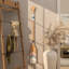 Décoration murale blanche en bois blanc avec des rames et des rayures