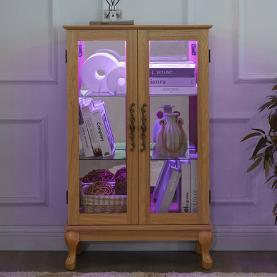 Élégante armoire vitrée en chêne clair avec portes en verre trempé, éclairage DEL, dossier en miroir et tablettes réglables pour la maison et le bureau