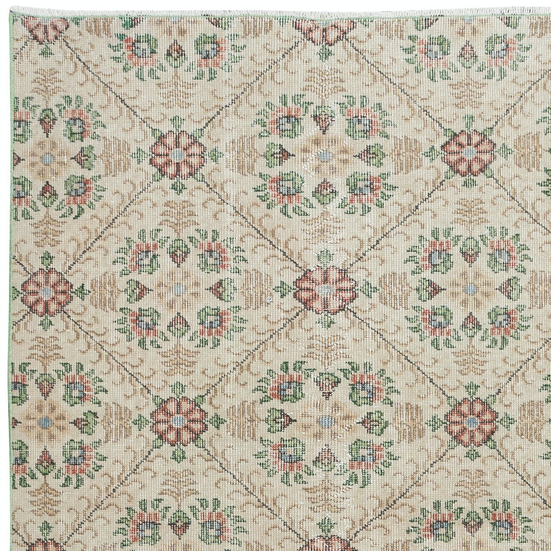 Tapis anatolien rétro noué à la main avec fond beige et motif floral vert