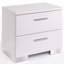 2 tables de chevet blanches et 2 tiroirs pour rehausser l'espace de la chambre
