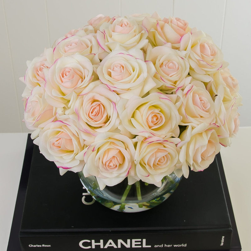 Centre de table Roses dans un vase, Ivoire rose