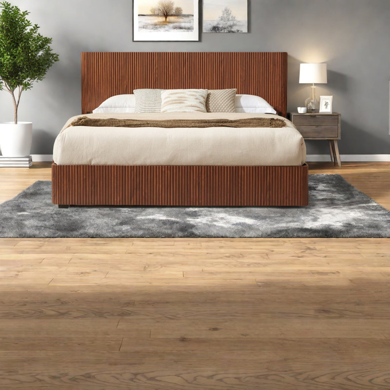 Très grand lit peu encombrant, cadre en fer forgé, style campagnard pour le rangement à la maison