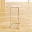Petite table d'appoint moderne en forme de C en argent avec un design peu encombrant-26345392