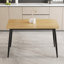 Table et chaise de salle à manger 4 pièces avec un design élégant, des sièges moelleux et une structure moderne en velours