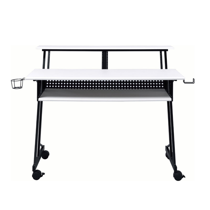 Bureau de studio d'enregistrement de musique avec plateau à clavier,, null