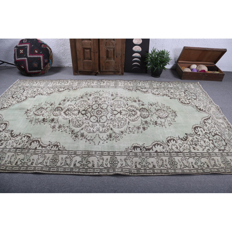 Tapis turc vert clair tissé à la main avec un élégant motif floral idéal pour votre décor traditionnel