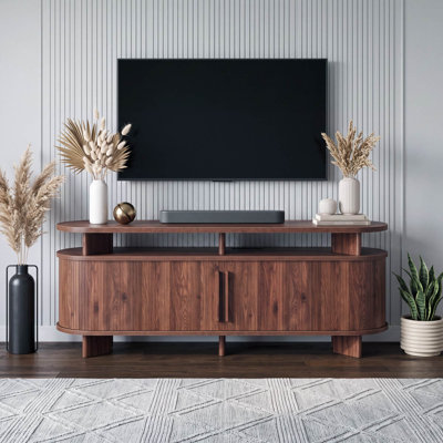 Meuble télé moderne de style Mid-Century, 160 cm de large, pour téléviseurs jusqu'à 178 cm, avec étagères et station de recharge. Console cannelée avec portes tambour, idéale pour le salon ou la chambre. Finition noyer.