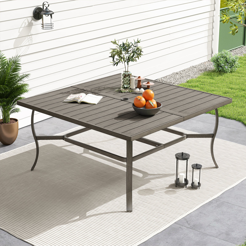 Table de salle à manger carrée 59 po en aluminium gris avec trou pour parasol Moffett