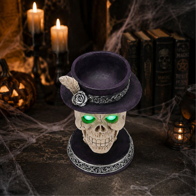 Bougeoir en forme de crâne aux yeux verts lumineux et au chapeau haut-de-forme à plumes, statue de tête de squelette gothique pour décoration de table d'Halloween