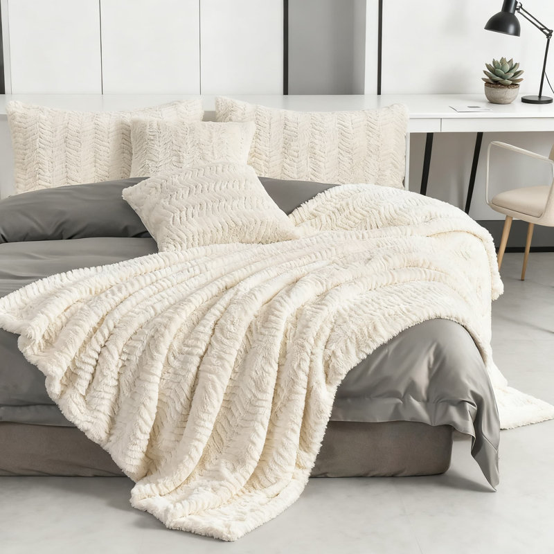 Conception ultra douce et moelleuse à 2 couches pour un maximum de chaleur et de confort, parfaite pour le lit, le canapé et la décoration intérieure