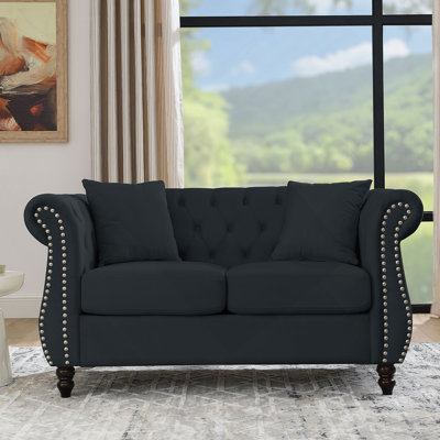 Luxueux canapé Chesterfield 2 places avec conception capitonnée, accoudoirs roulés, garniture cloutée et coussins pour les espaces de vie