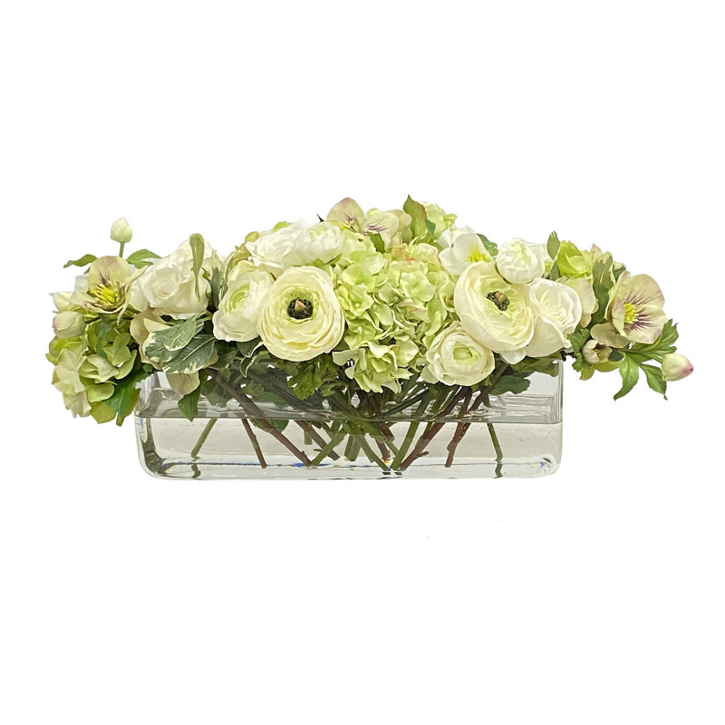 Ronc de rose dans un vase rectangulaire