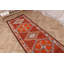Tapis kilim turc tissé à la main dans un couloir rouge de style bohème rétro