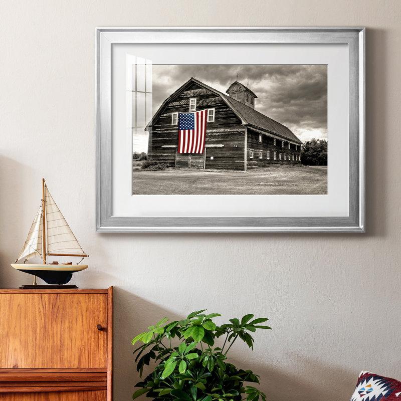 Modern Barn III - impression encadrée, H 22,5 po x l 30,5 po x P 1,5 po, Cadre argenté