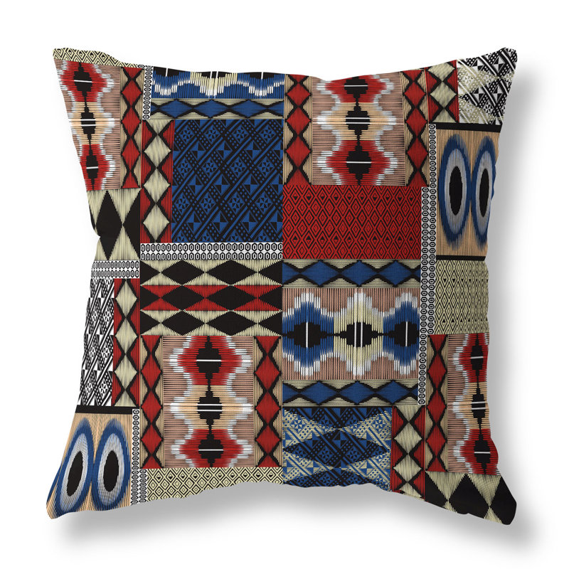 Coussin décoratif intérieur / extérieur Patched Perfection Patchwork, H 26 po x l 26 po, Bleu / rouge / patchwork d'amande