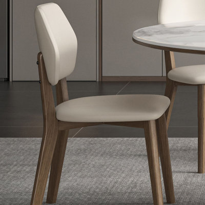 Ensemble simple de table de salle à manger et de chaises
