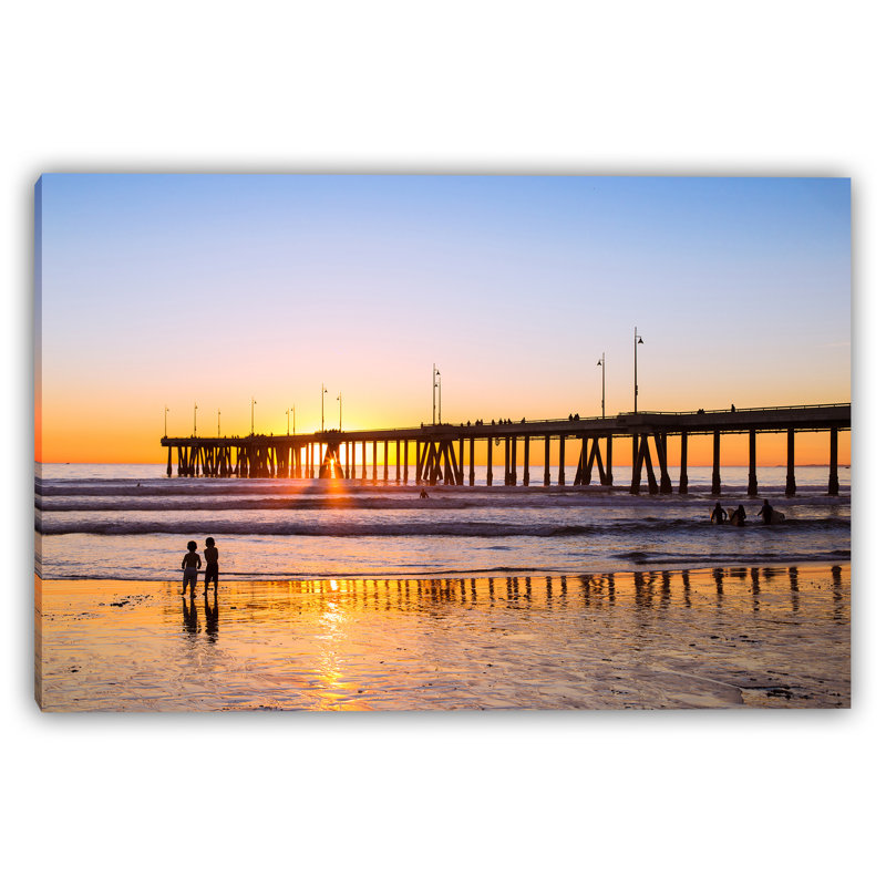 «Golden Sunset at the Pier» - art sur toile côtier, H 24 po x l 36 po