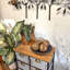 Ensemble de 4 sphères décoratives en résine brune éclectique avec des sculptures tribales d'aspect vieilli, 10 cm