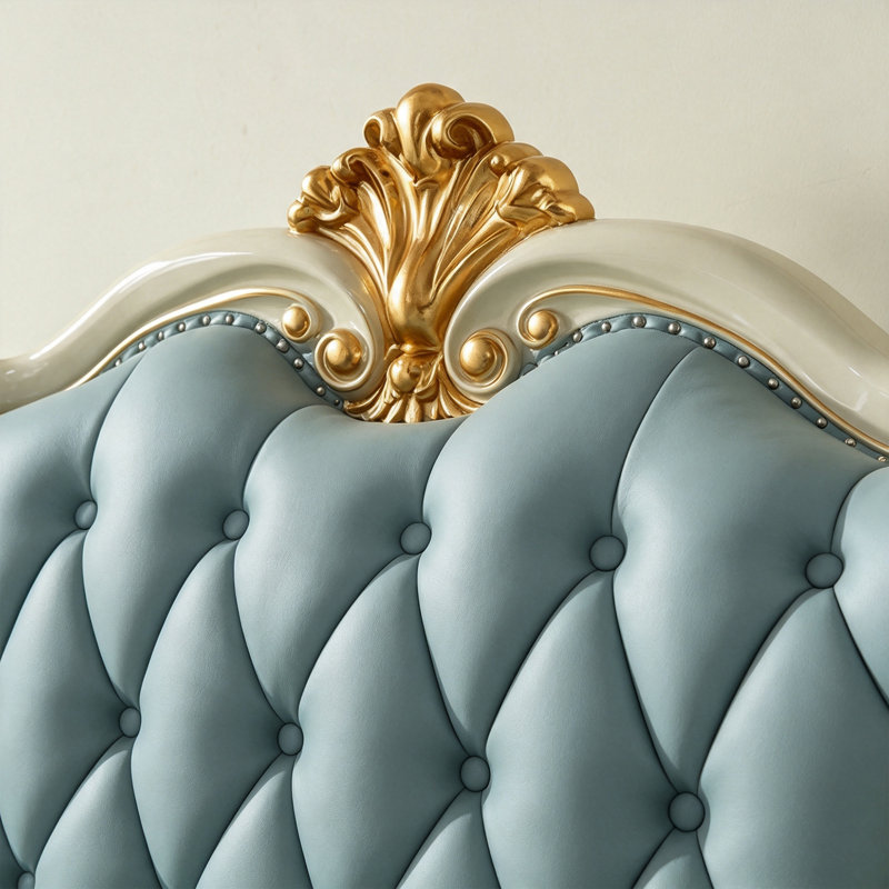 Canapé en tissu luxueux de style européen.