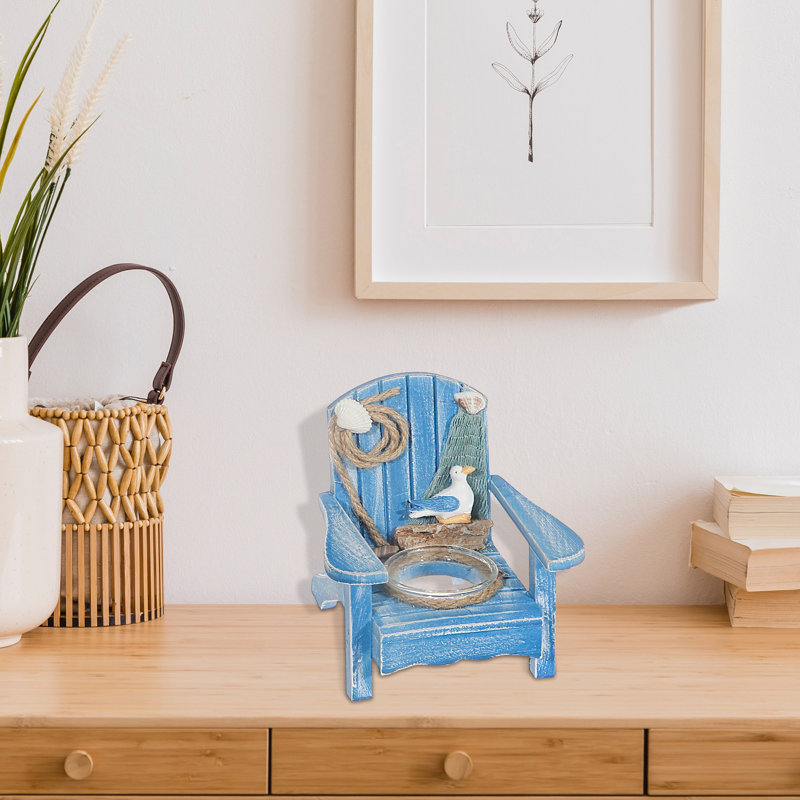 Chaise en bois avec bougeoir bleu