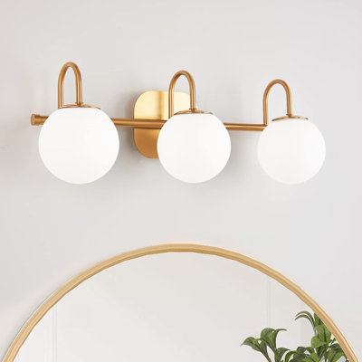 Applique murale en laiton brossé 3 lumières avec miroir en verre blanc laiteux