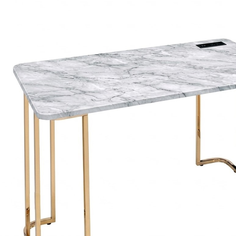 Bureau rectangulaire en faux marbre or / blanc 23,63 po Lamina avec ports USB, prises de courant et structure plaquée or