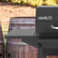 Barbecue au charbon en baril de 22 po avec tablette latérale et tablette avant Nexgrill