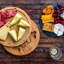 Planche à fromage ronde en bambou avec ensemble de couteaux et ardoise amovible - planche de charcuterie pivotante de 12 pouces