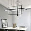 Lustre linéaire moderne à 3 lumières DEL avec tiges de suspension réglables en hauteur et rosace pour plafond incliné, noir mat