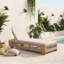Chaise longue d'extérieur en bois avec coussin