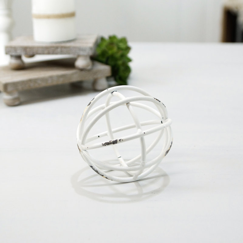 Sculpture boule blanche en métal, H 4 po x l 4 po x P 4 po