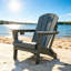 Chaise Adirondack pliante grise en composite avec deux porte-gobelets et une texture en bois pour la terrasse de la piscine extérieure, 2 pièces-129910516