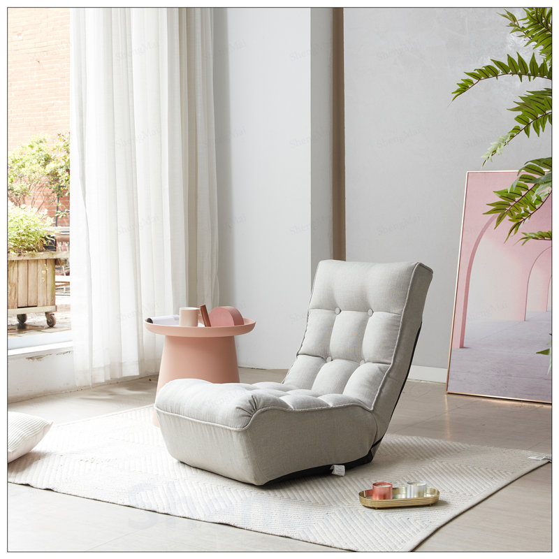 Fauteuil inclinable simple avec dossier réglable, idéal pour se détendre et économiser de l'espace dans les salons et les chambres.