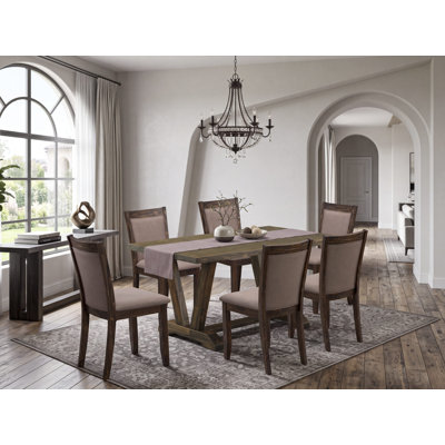 L'ensemble de table de salle à manger Djay comprend une table en bois et des chaises Parson en tissu de lin à haut dossier