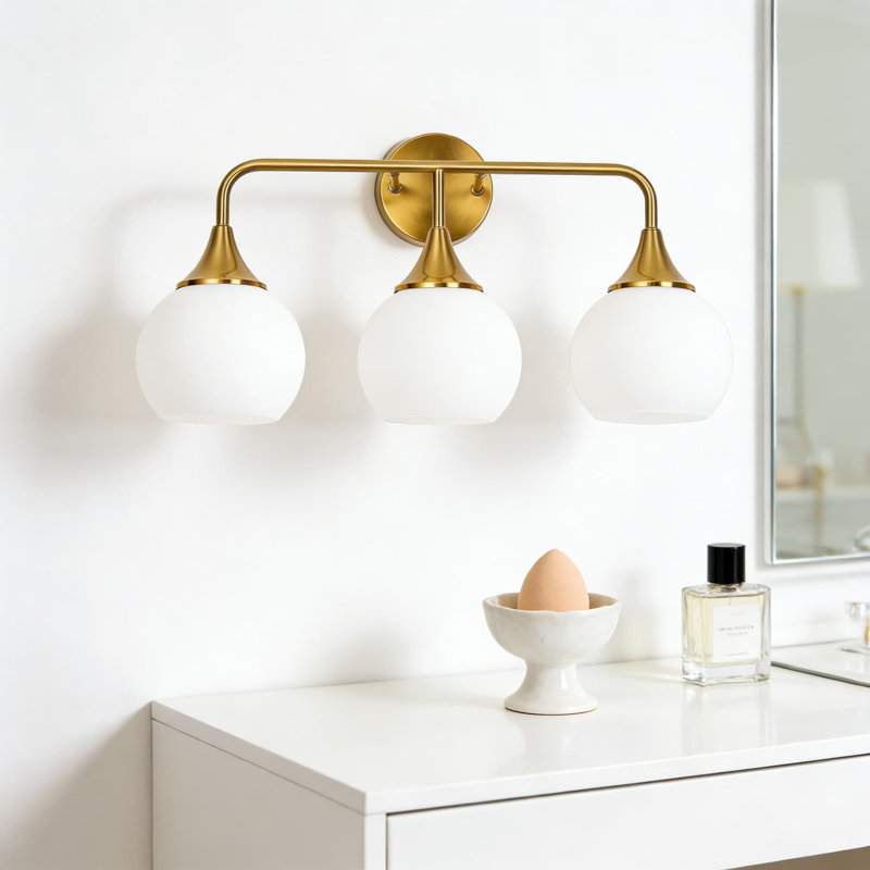 Luminaire de meuble-lavabo moderne à 3 lumières avec abat-jour en verre blanc laiteux, applique murale en or brossé pour éclairage en miroir, installation câblée (ampoules non incluses)