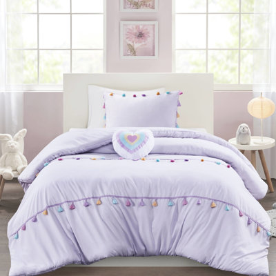 Édredon lavande avec pompons colorés et coussin décoratif en forme de cœur