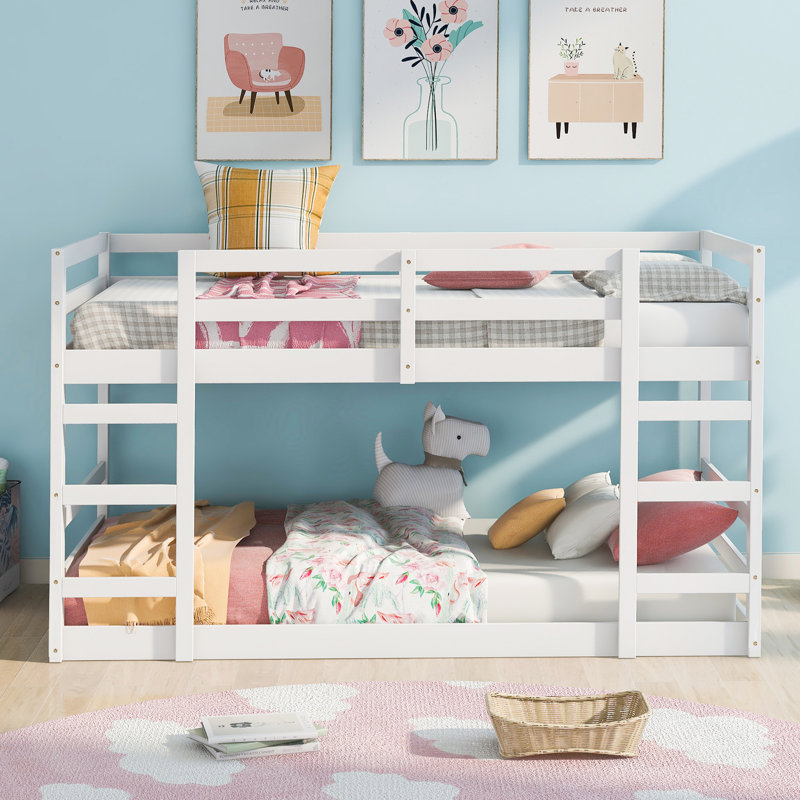 Lit simple au-dessus d'un lit superposé blanc, conception centrée, structure en bois de pin, planche, ensemble de lattes, convient aux petites chambres à coucher